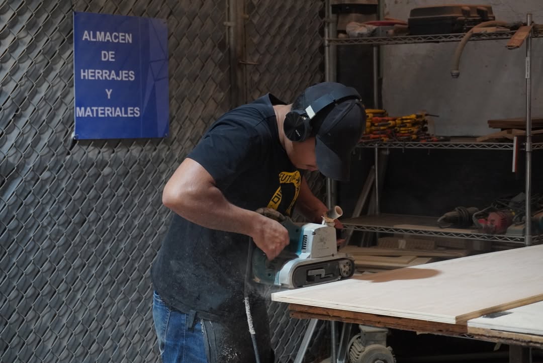 Maquinaria CNC y enchapadoras en taller de producción